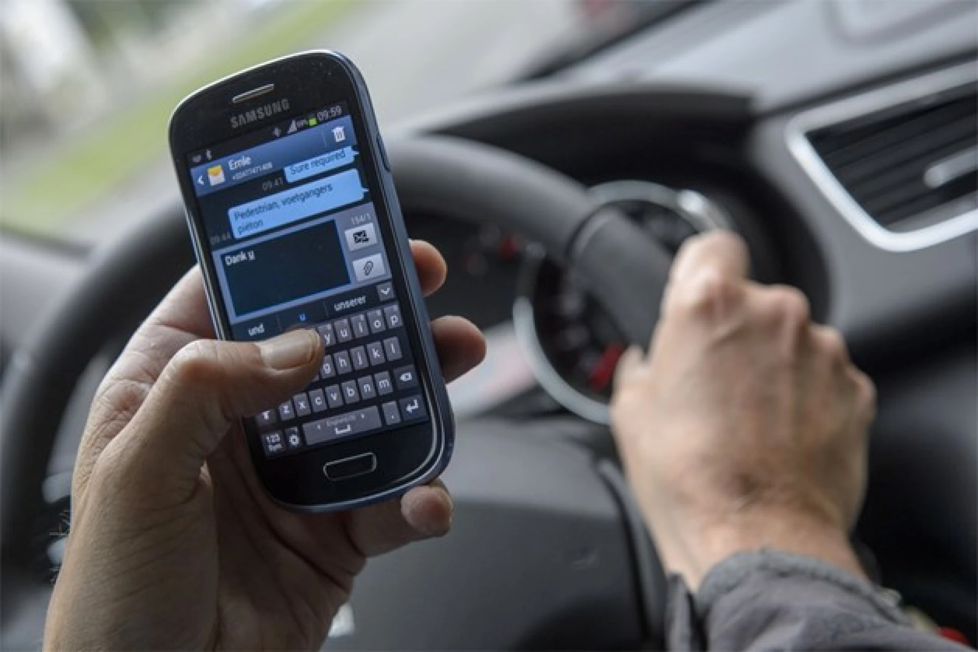 Smartphone achter stuur gevaarlijker dan glaasje te veel
