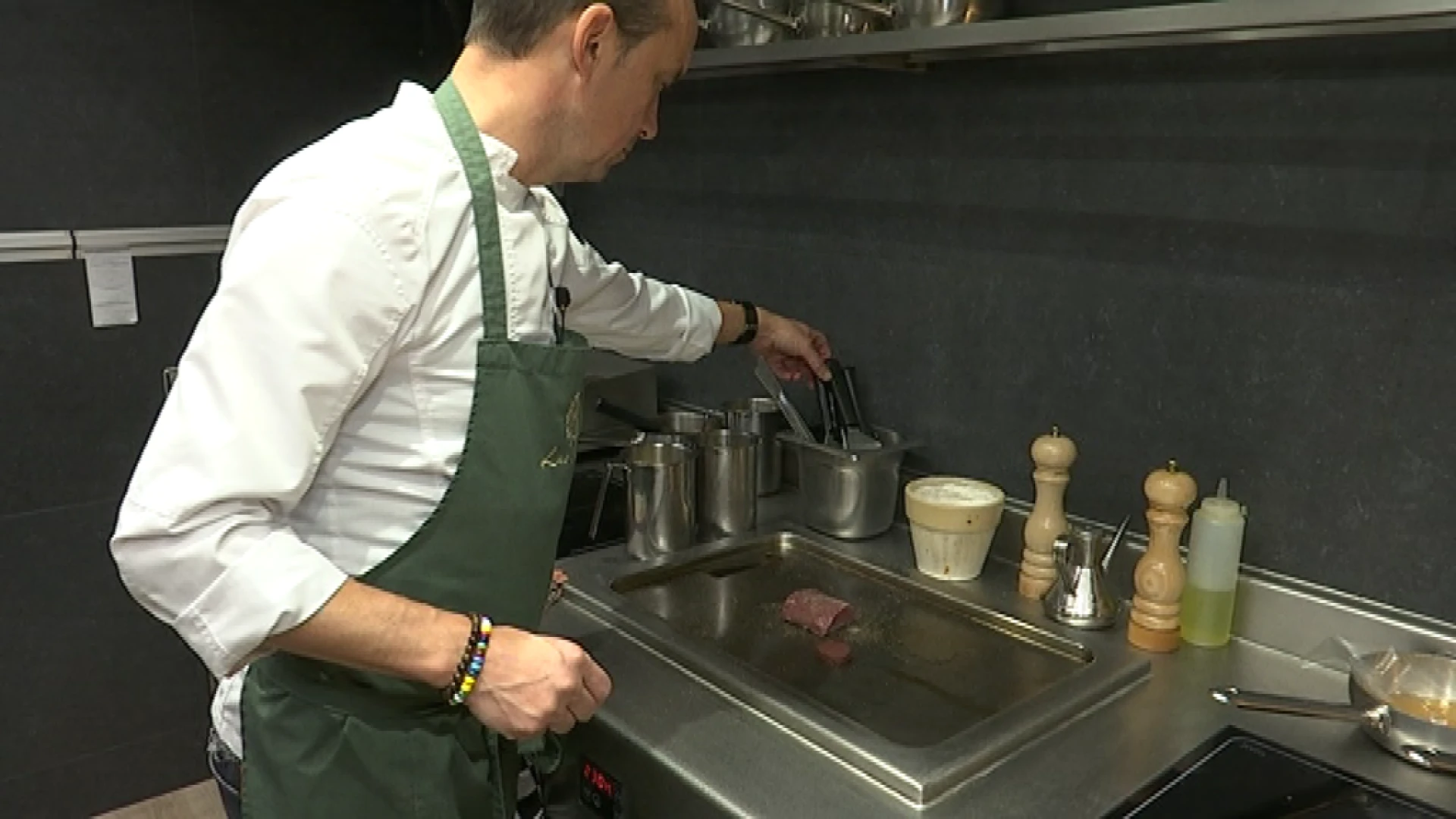Toprecepten van sterrenchefs: Luc Bellings maakt hazenrug met appel en peperkoek