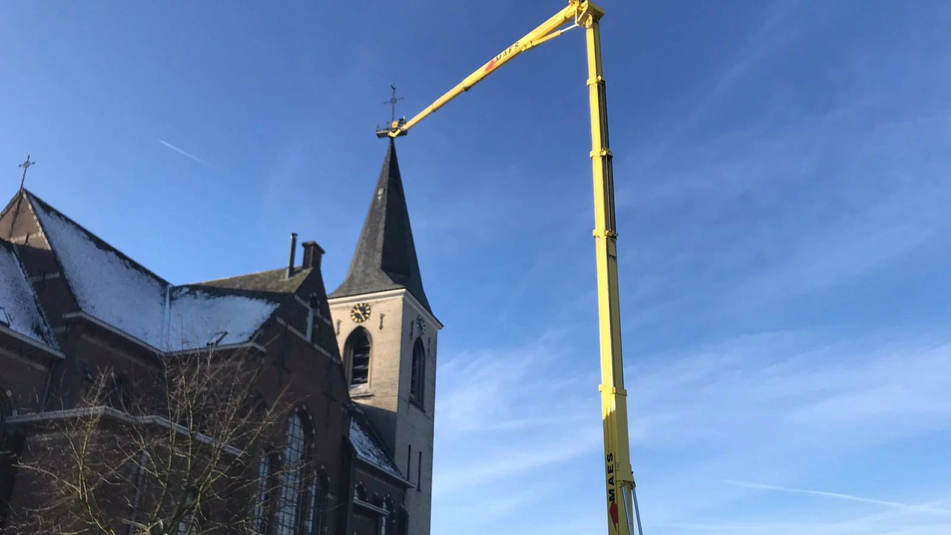 Kruis op kerk in Herderen wordt naar beneden gehaald voor herstelling