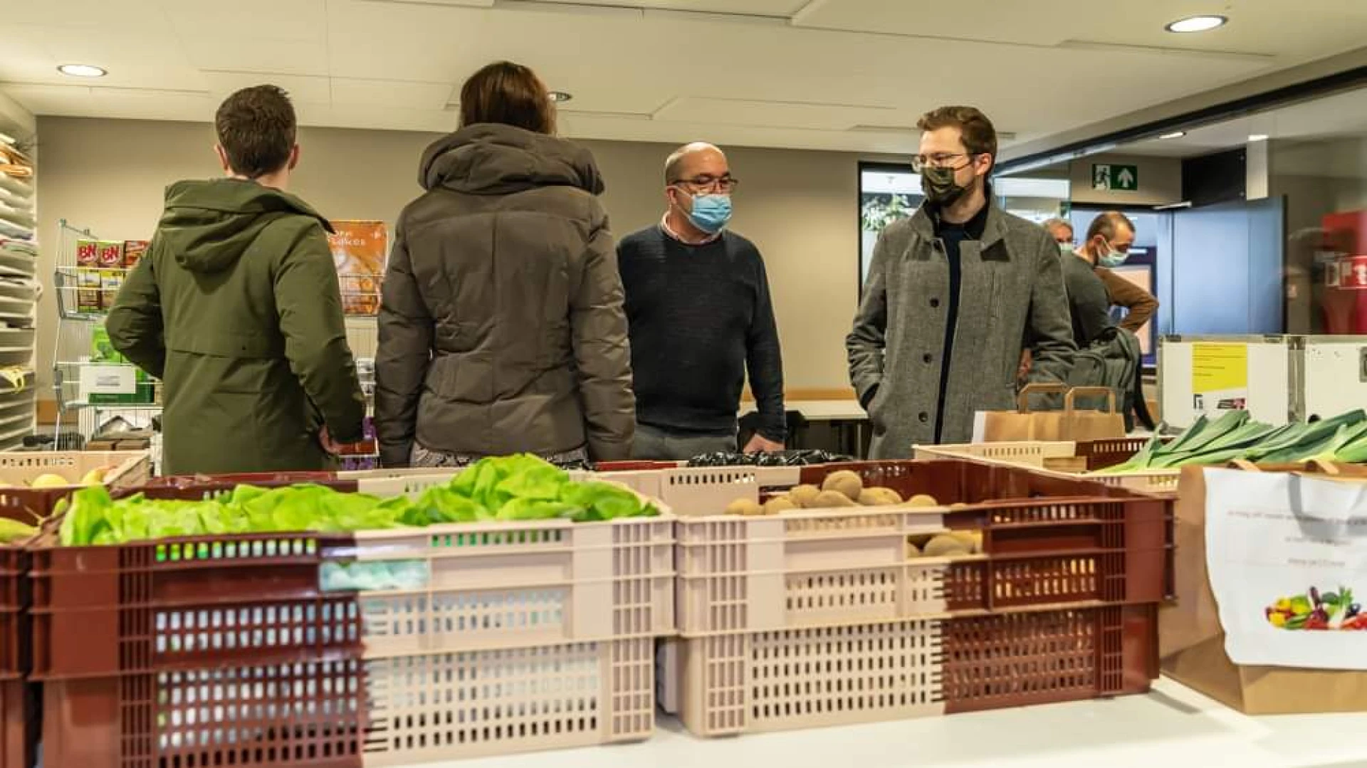 Eerste mobiele sociale kruidenier in Limburg opent de deuren