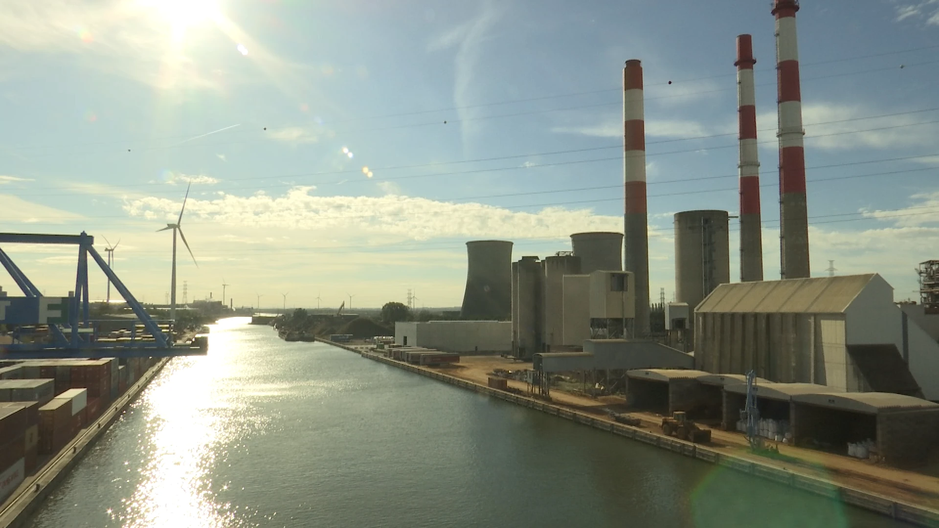 Twee koeltorens en twee schouwen van de centrale van Langerlo zijn opgeblazen