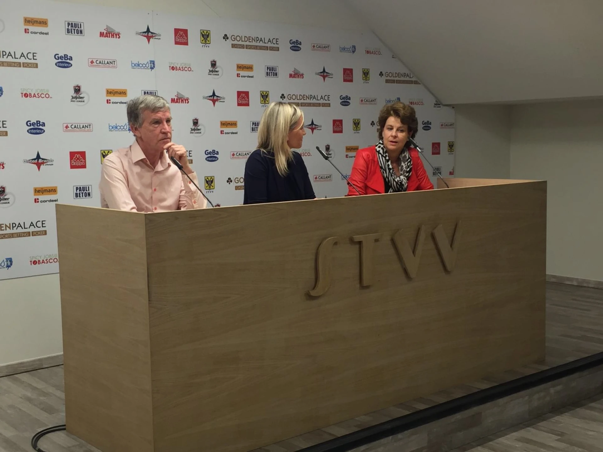 Familie Duchâtelet koopt STVV