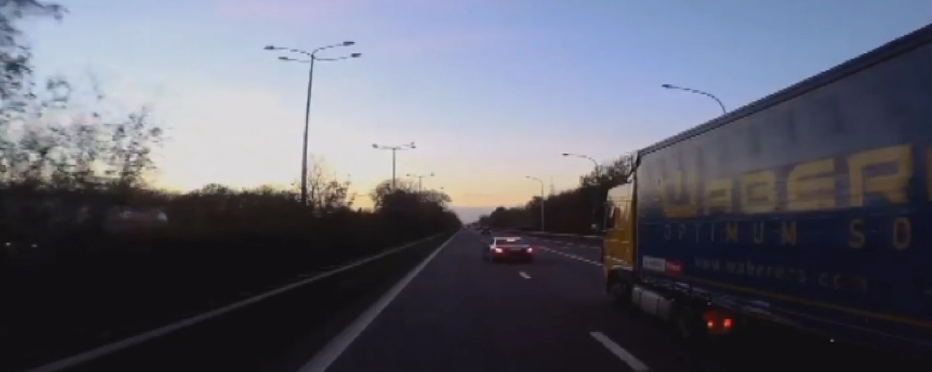 Wegpiraat hindert vrachtwagens op E314 in Maasmechelen