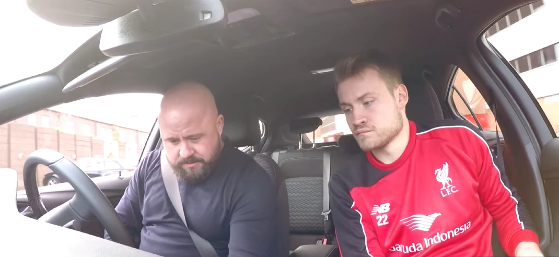 Simon Mignolet beetgenomen door traagste chauffeur ter wereld