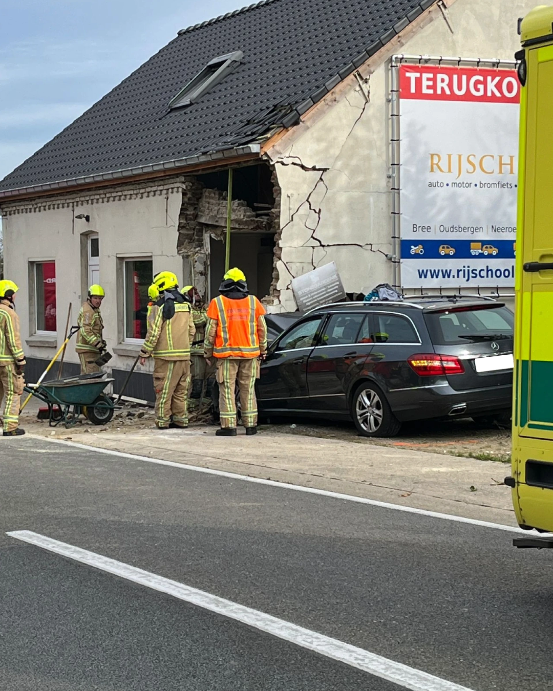 Bestuurder overleden nadat auto inrijdt op woning in Bree