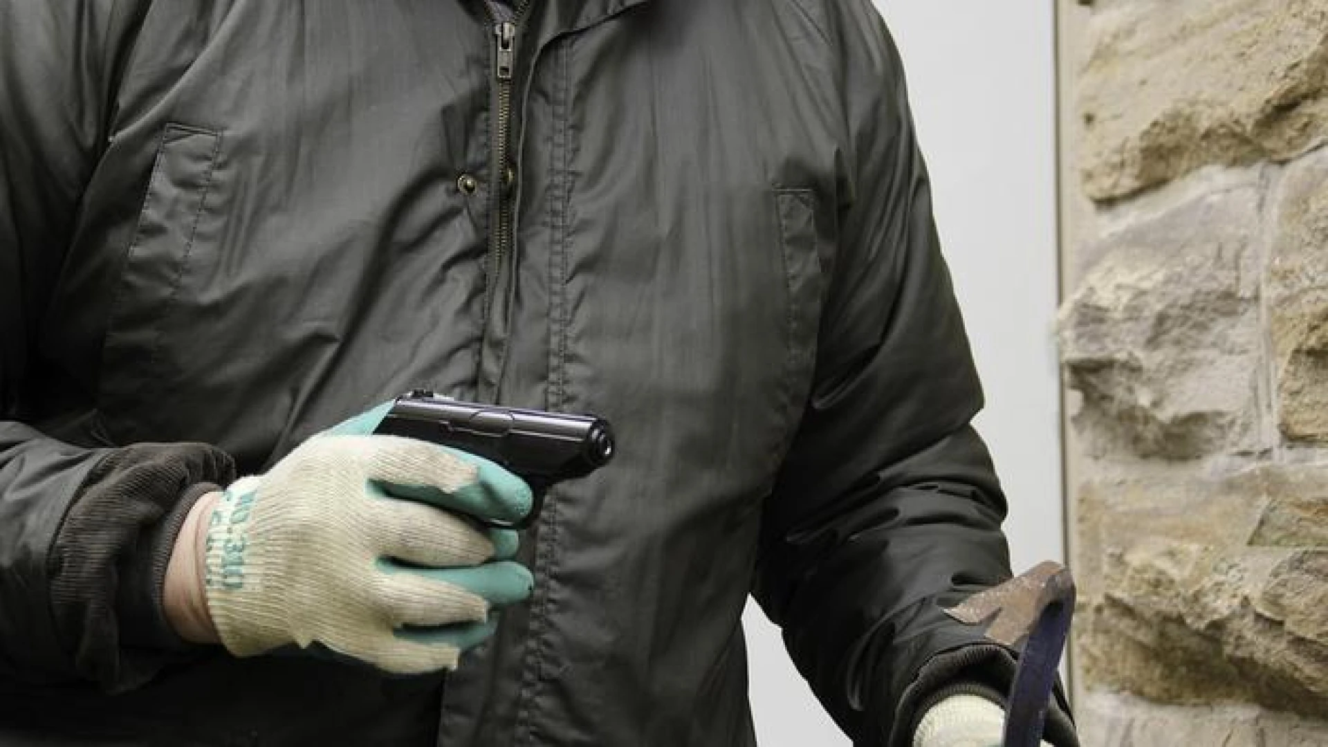 Overvaller in Genk sluit twee werkneemsters op