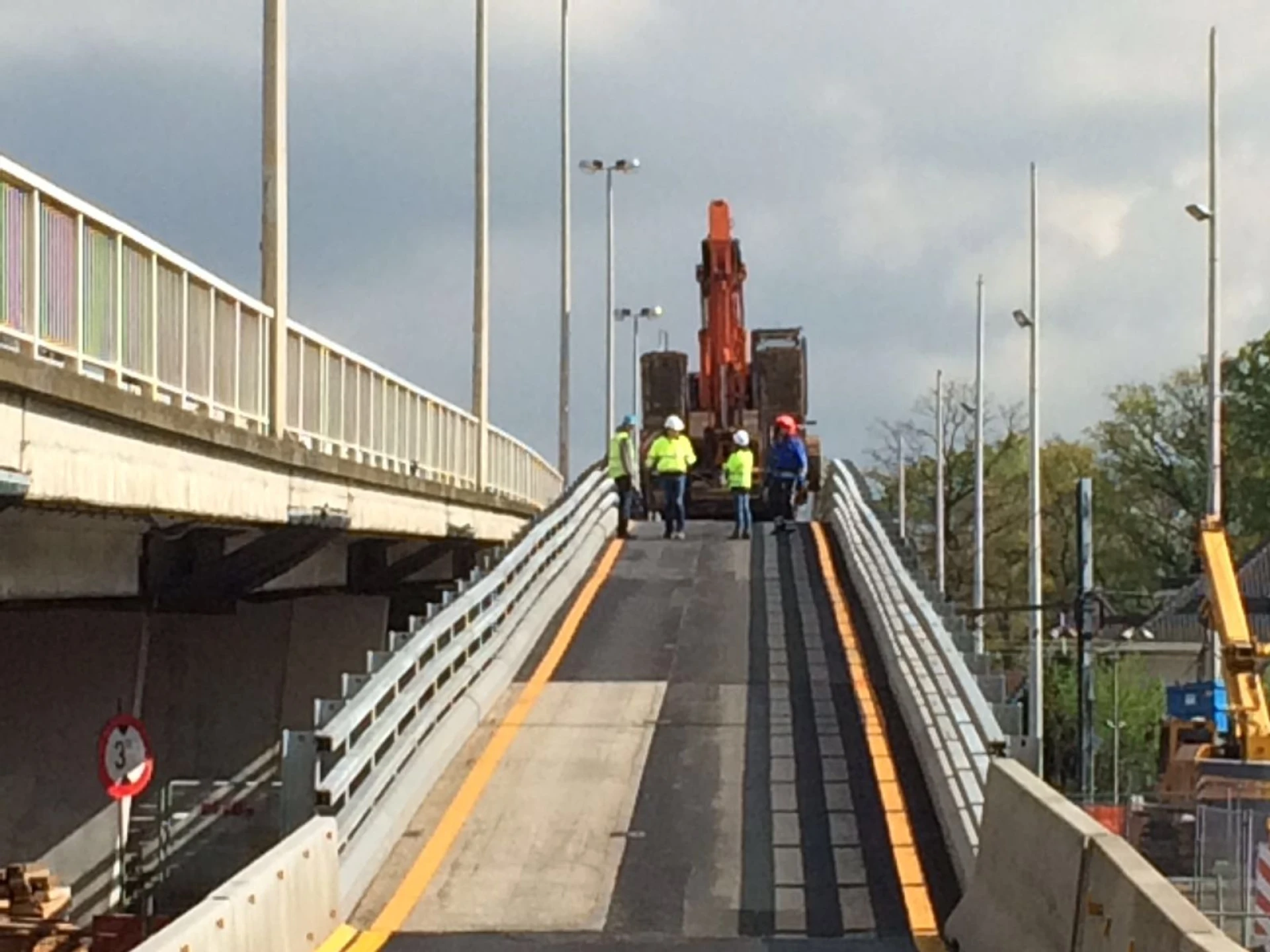 Te brede vrachtwagen blokkeert Philipsbrug