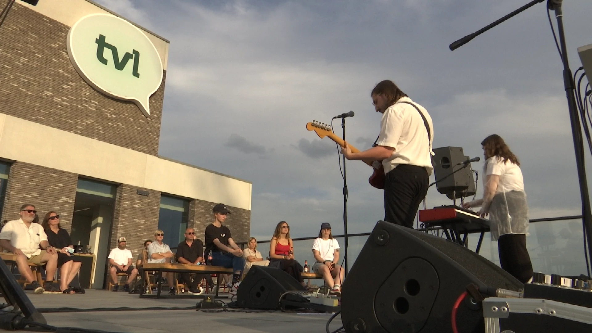 Herbeleef hier het concert van Lo-Lee-Ta op dak van TV Limburg