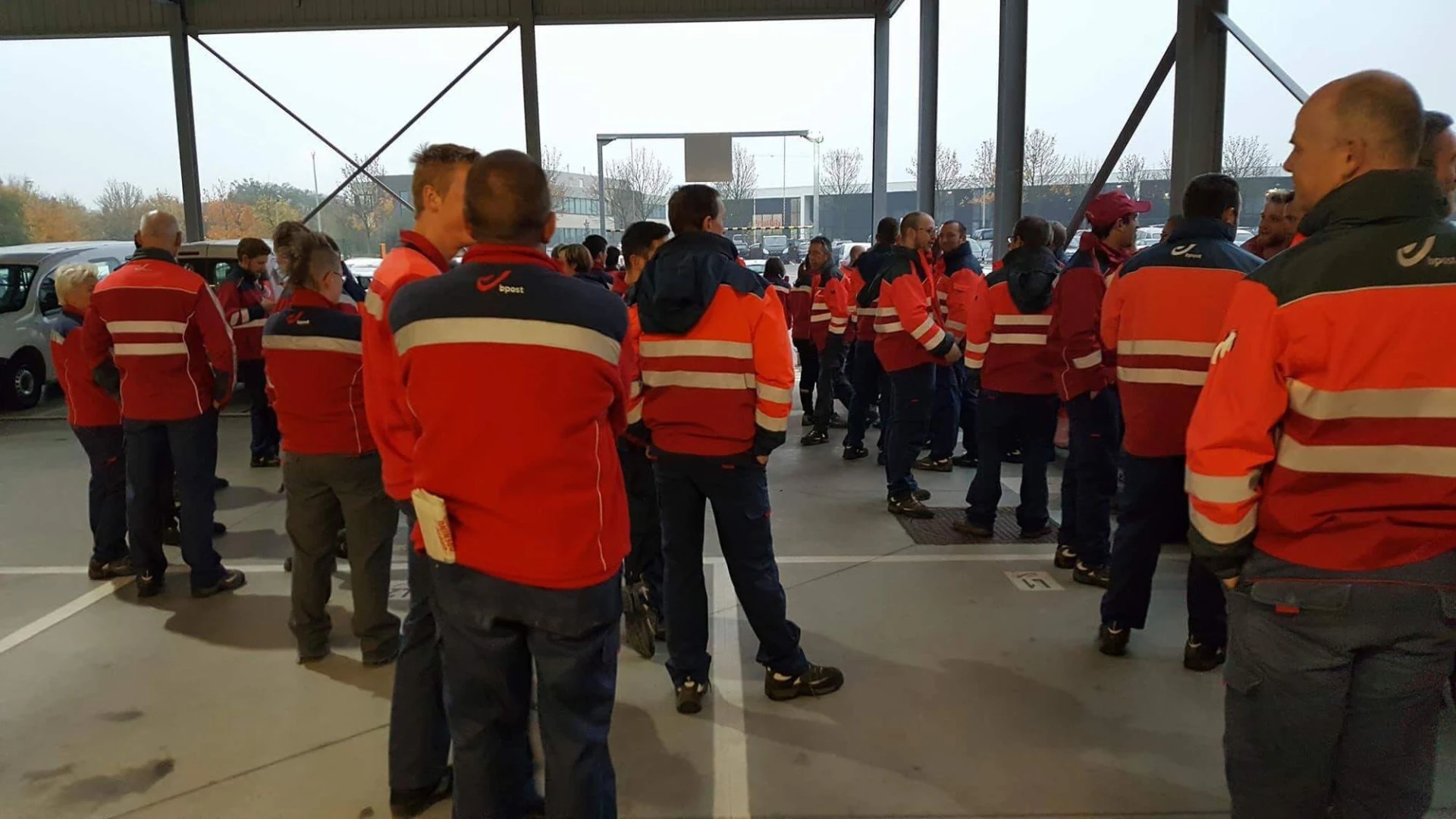 Postbodes in Hasselt leggen spontaan het werk neer