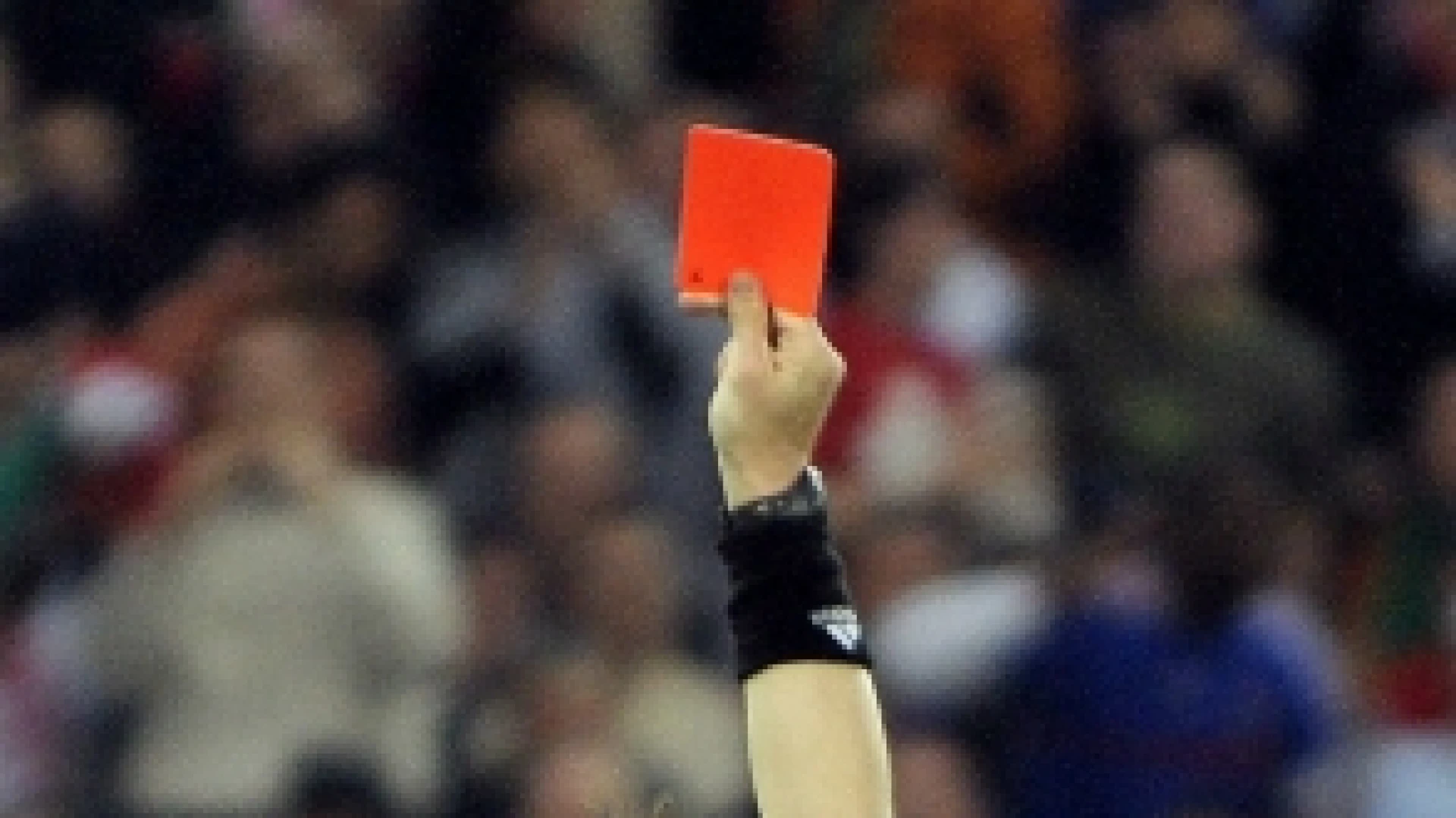 Voetballer die scheidsrechter bewusteloos sloeg is schuldig