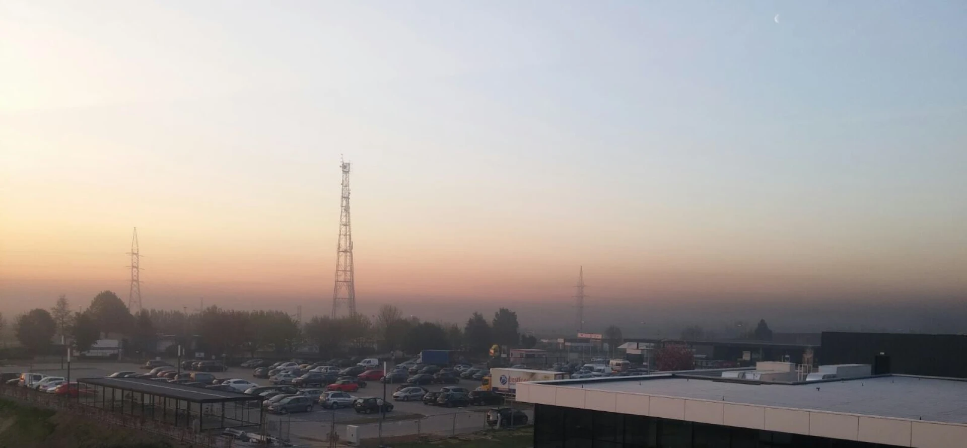 Rookgordijn trekt over Zuid-Limburg door anti-vriesvuren van fruittelers