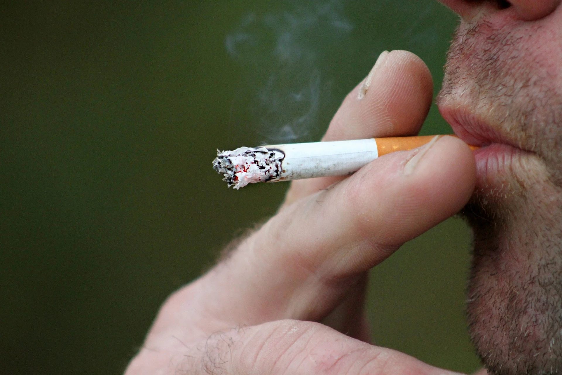 Coronacrisis doet ons meer roken en drinken