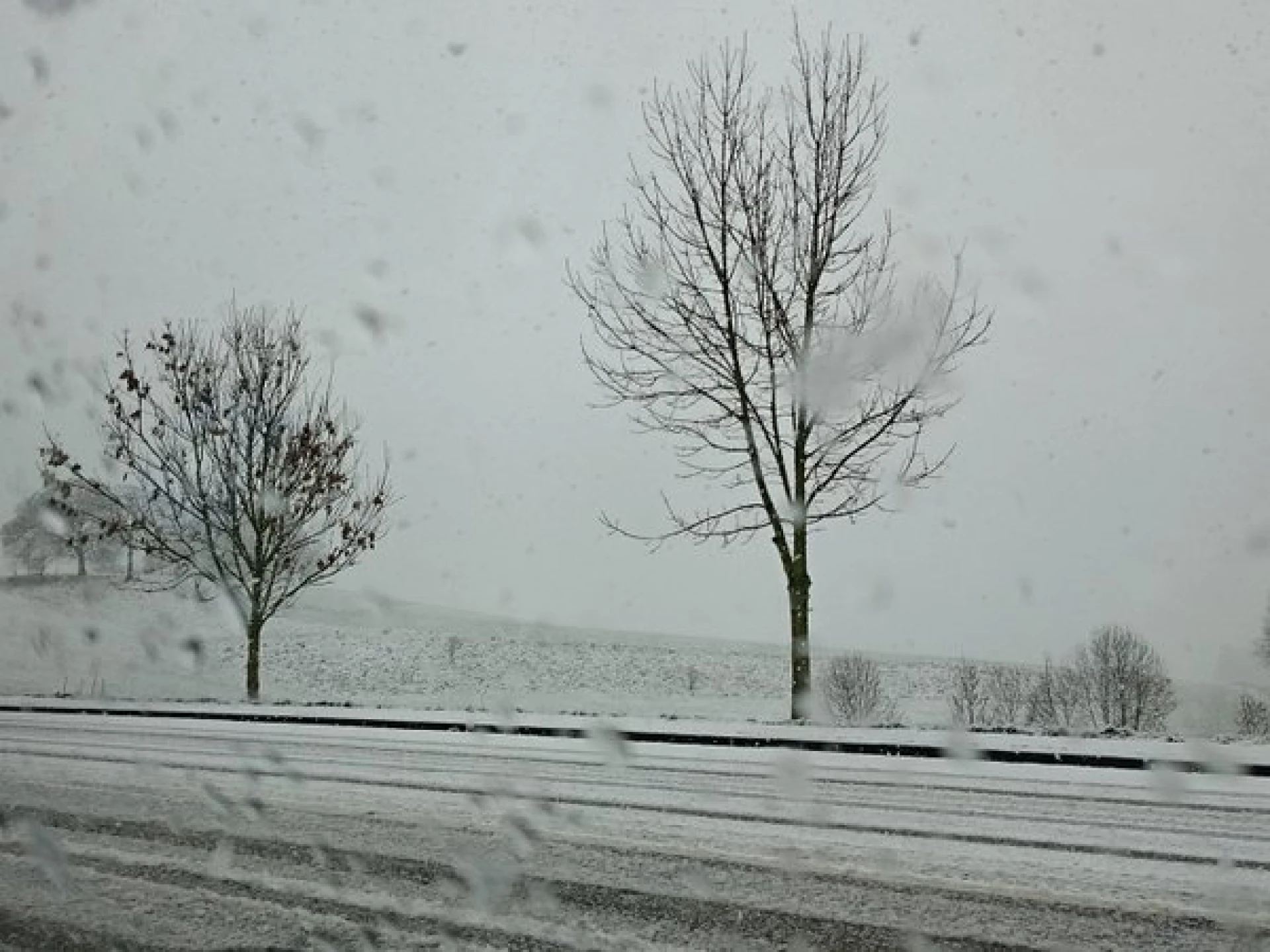 Nog sneeuwbuien onderweg naar Limburg