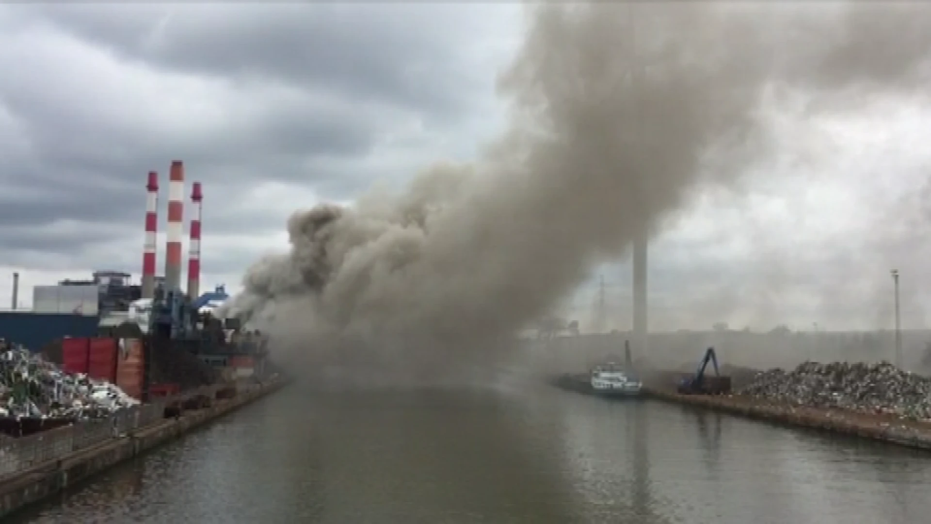 Burgemeester Dries over brand in Stelimet: "Dit kan zo niet meer"