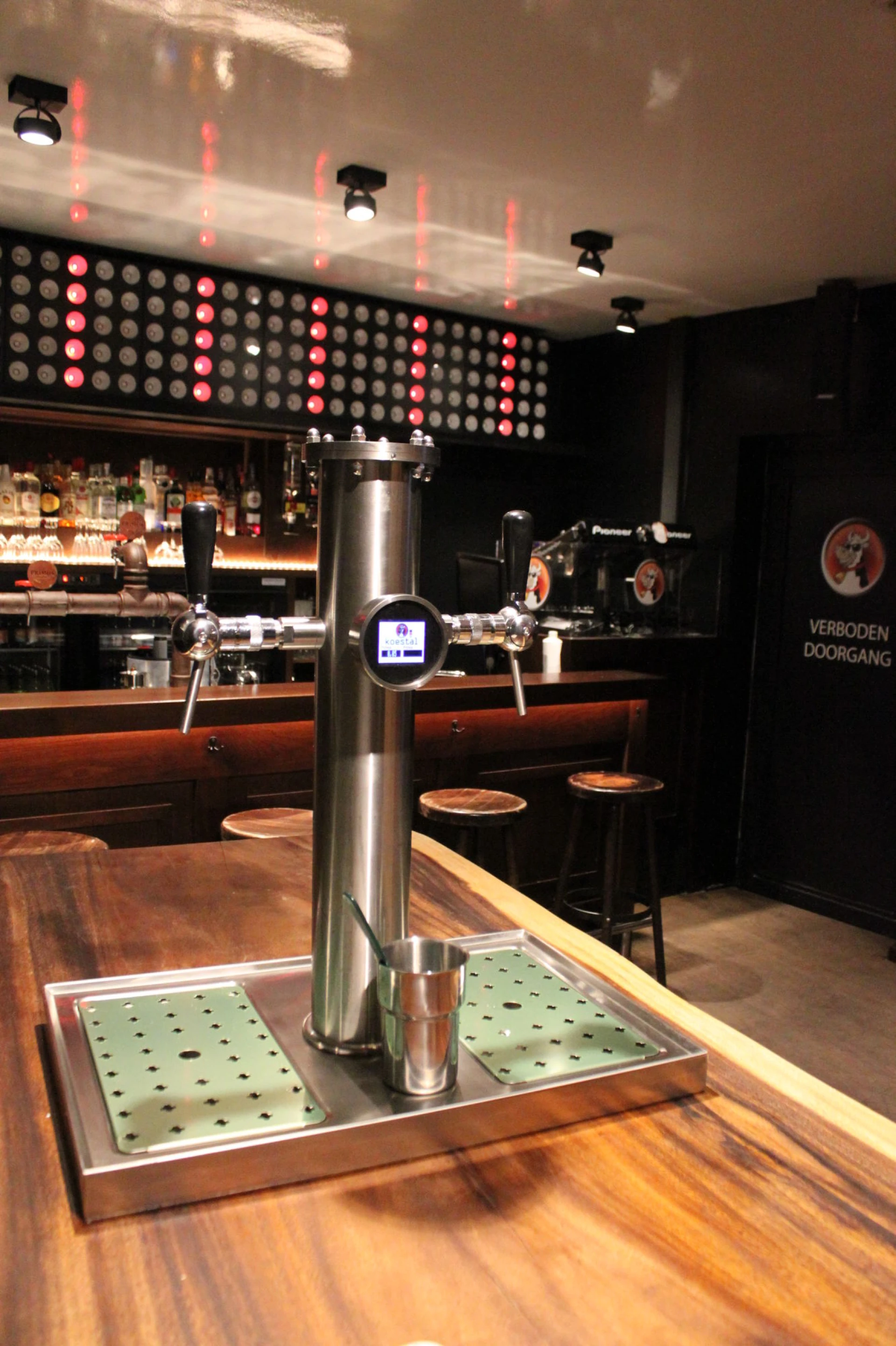 In café de Koestal mag je zelf pintjes tappen
