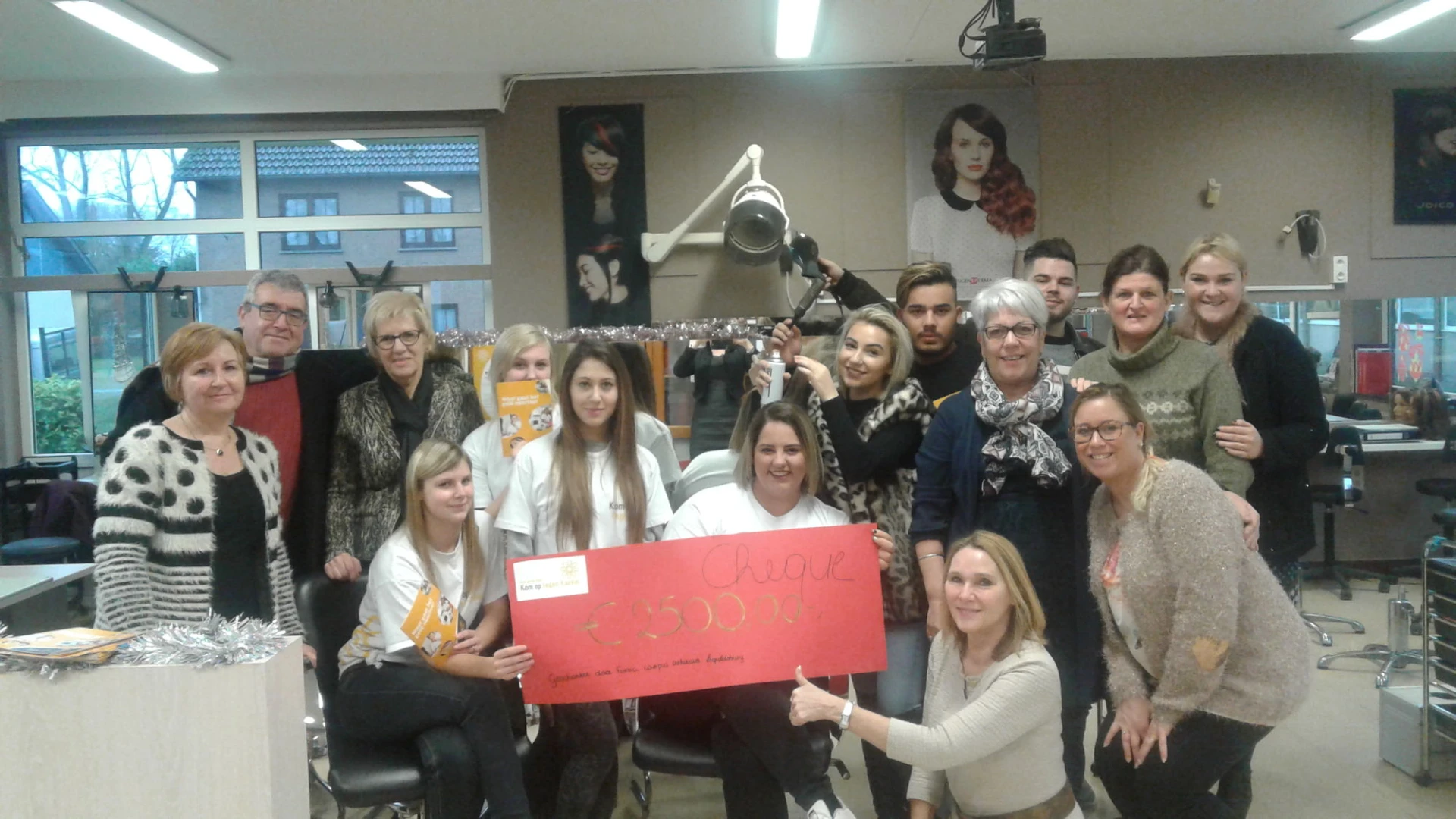 Leerlingen Atheneum Leopoldsburg zamelen € 2.500 in met knipmarathon