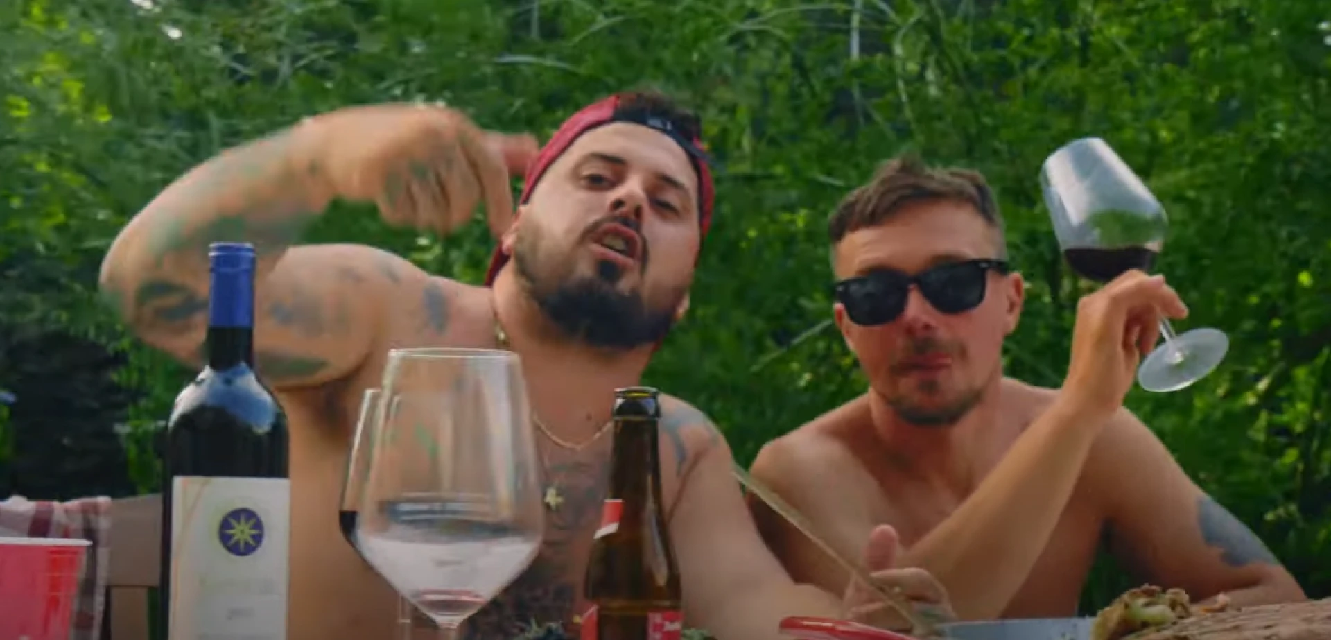 Tiewai lost samen met Zwangere Guy 'Minchia Wa Een Tijd'
