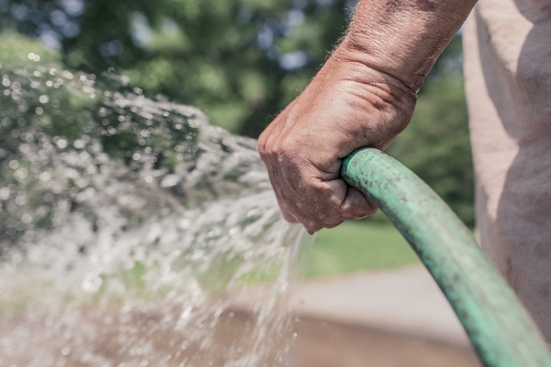 Vanaf zaterdag mogen we weer auto's wassen en zwembaden vullen