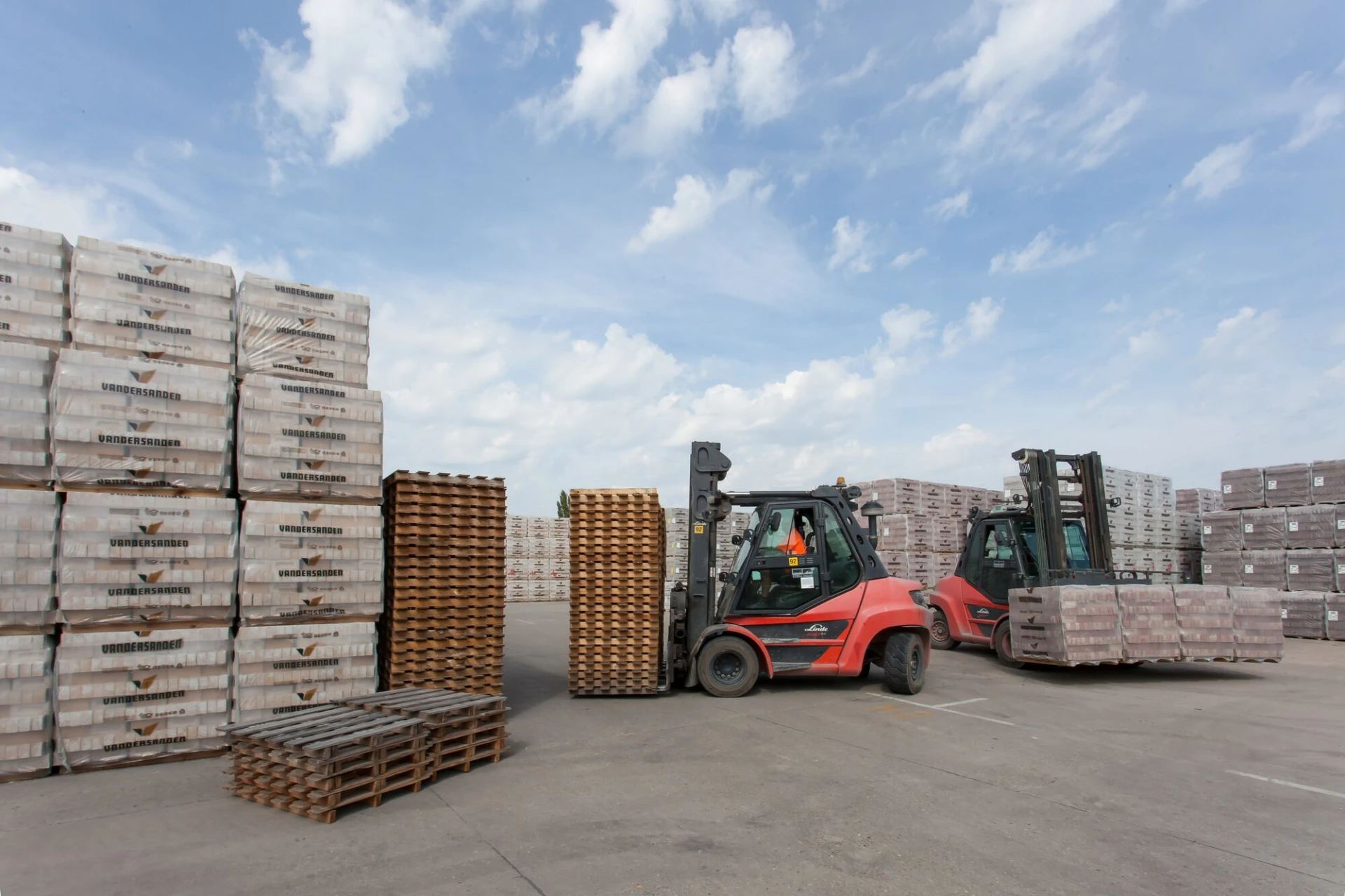 Bilzerse baksteenproducent haalt houten pallets op wegwerp tegen te gaan