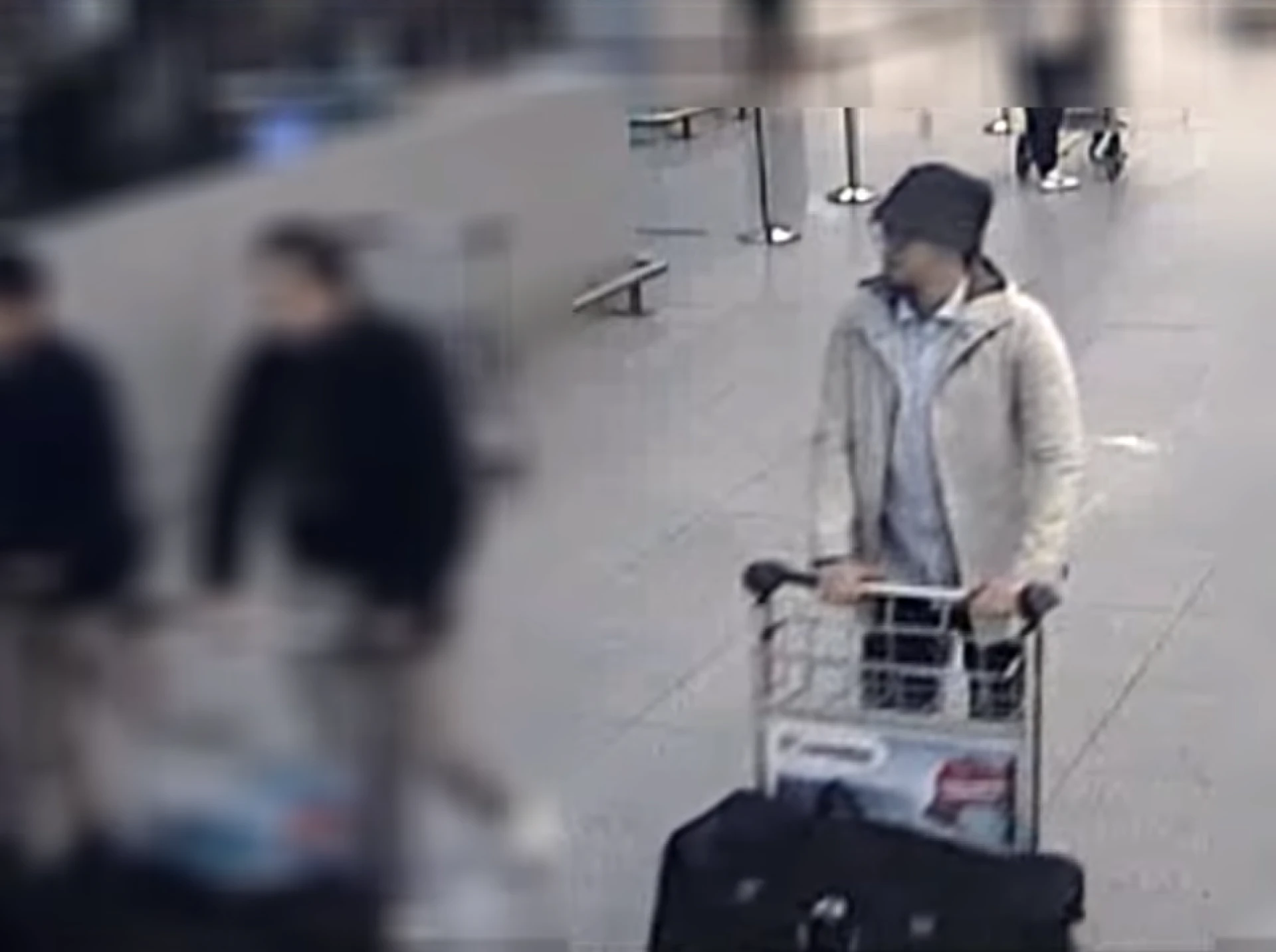 Politie verspreidt video van derde verdachte Zaventem