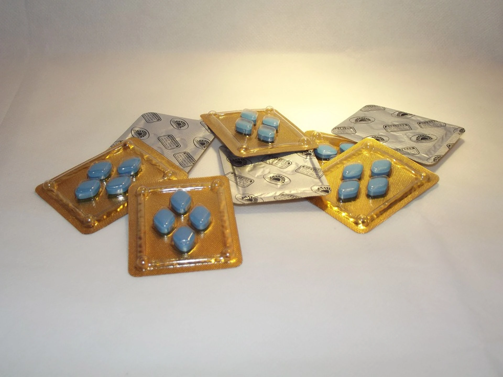 Politie neemt 130 nagemaakte Viagra-pillen in beslag in Diepenbeekse winkel