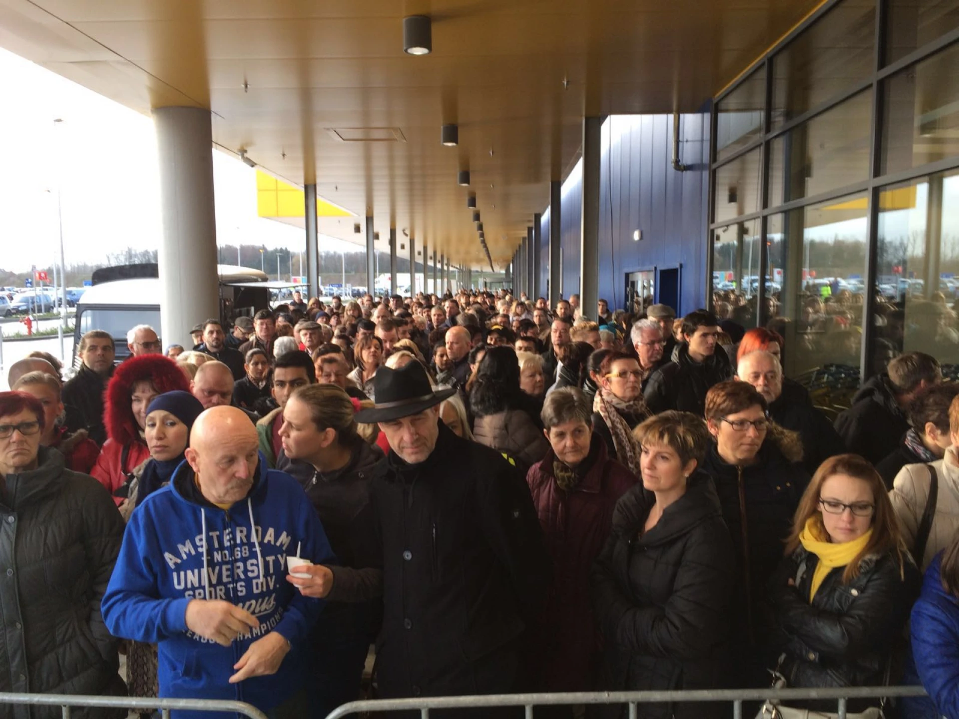 Lange wachtrij voor opening Ikea Hasselt