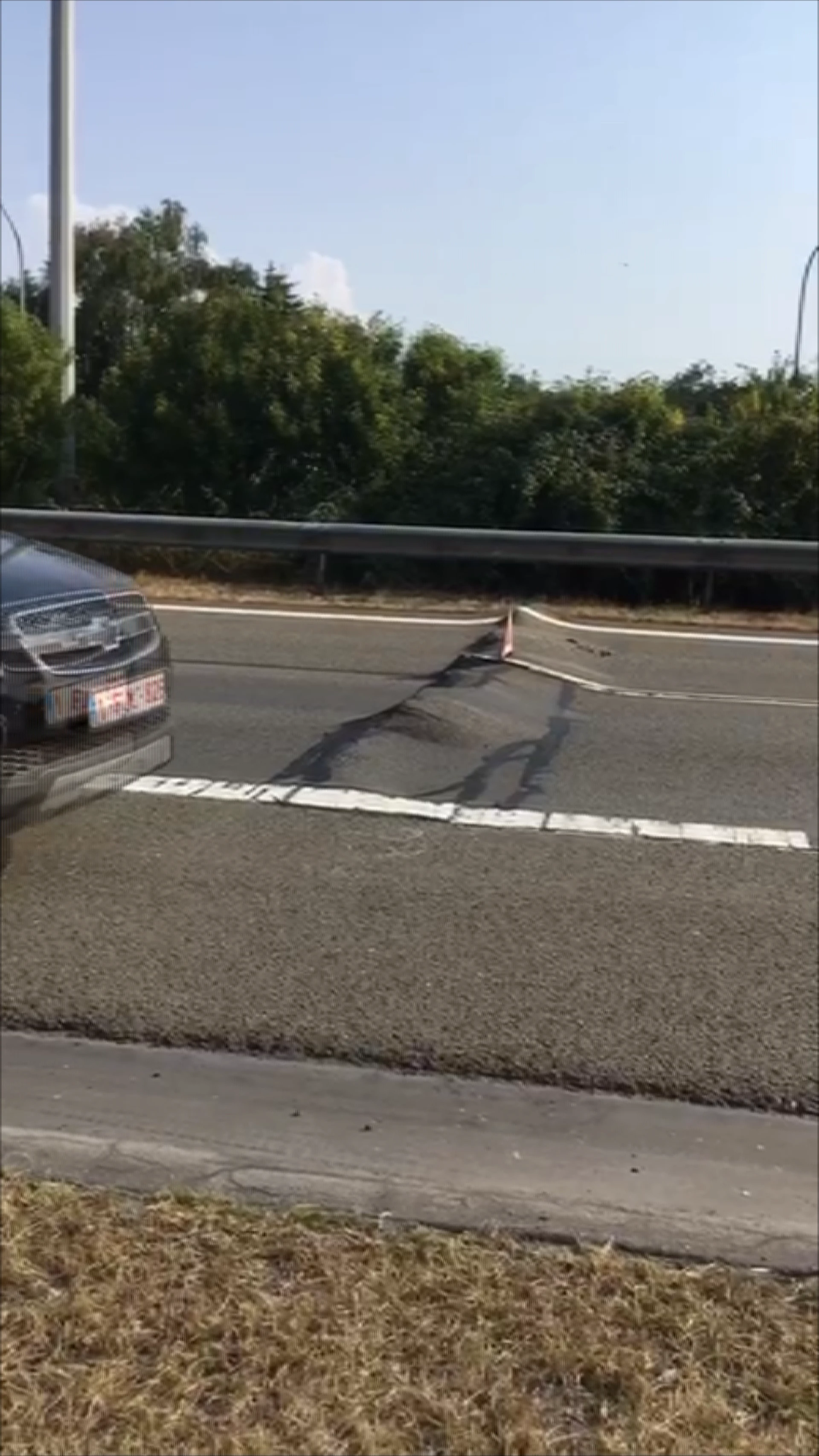 Wegdek E313 omhoog gekomen door hitte