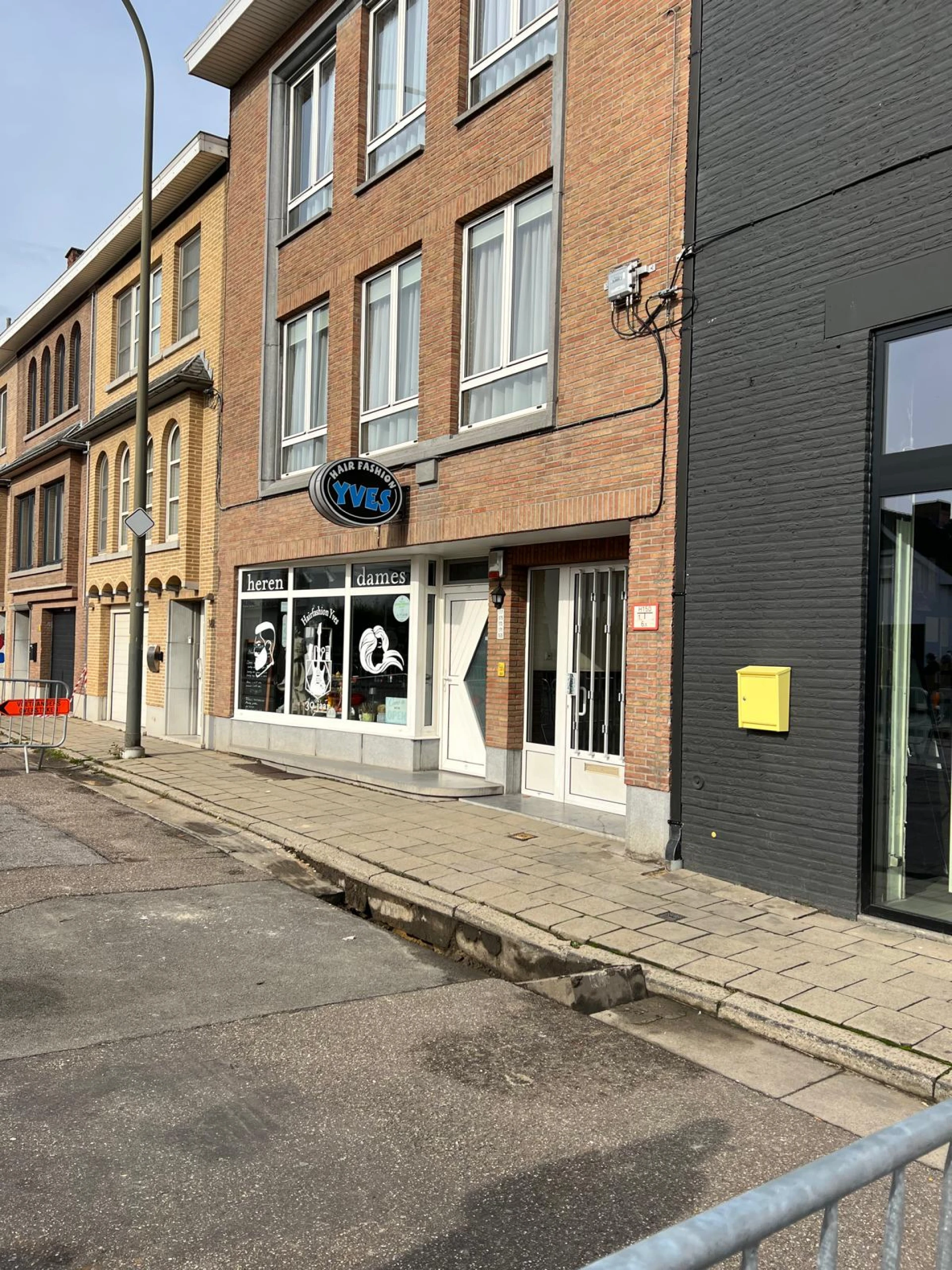 Vrachtwagen zakt door zinkgat