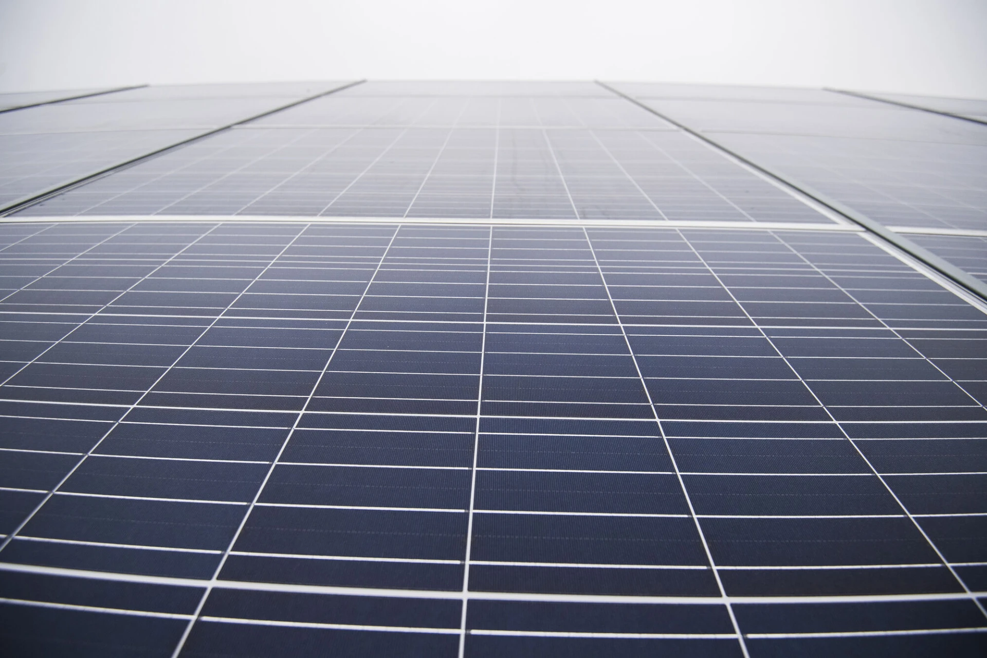 Lenen voor zonnepanelen en dakisolatie wordt goedkoper