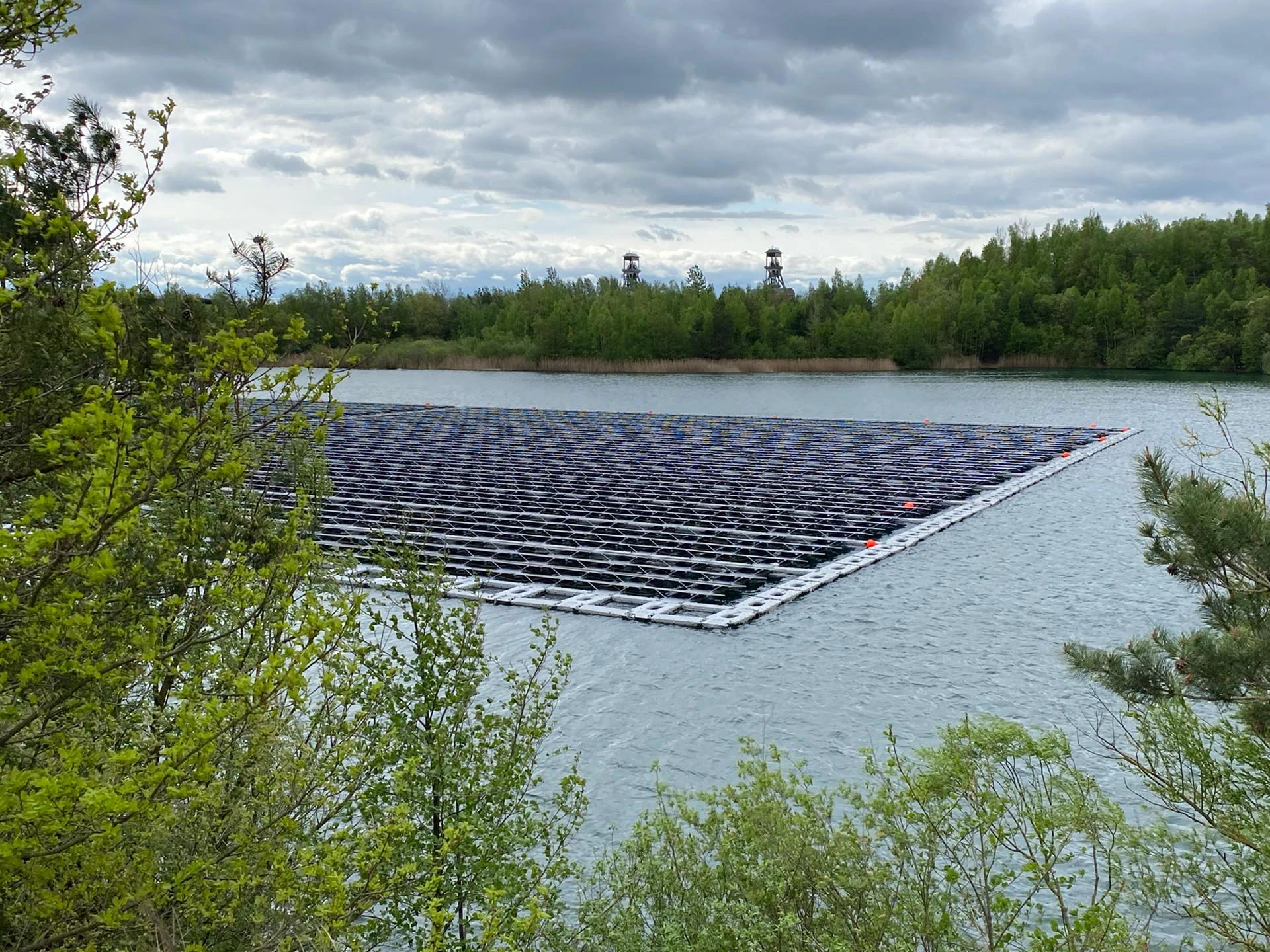 Zonnepanelen op het water voorzien het Terhills Resort van groene stroom