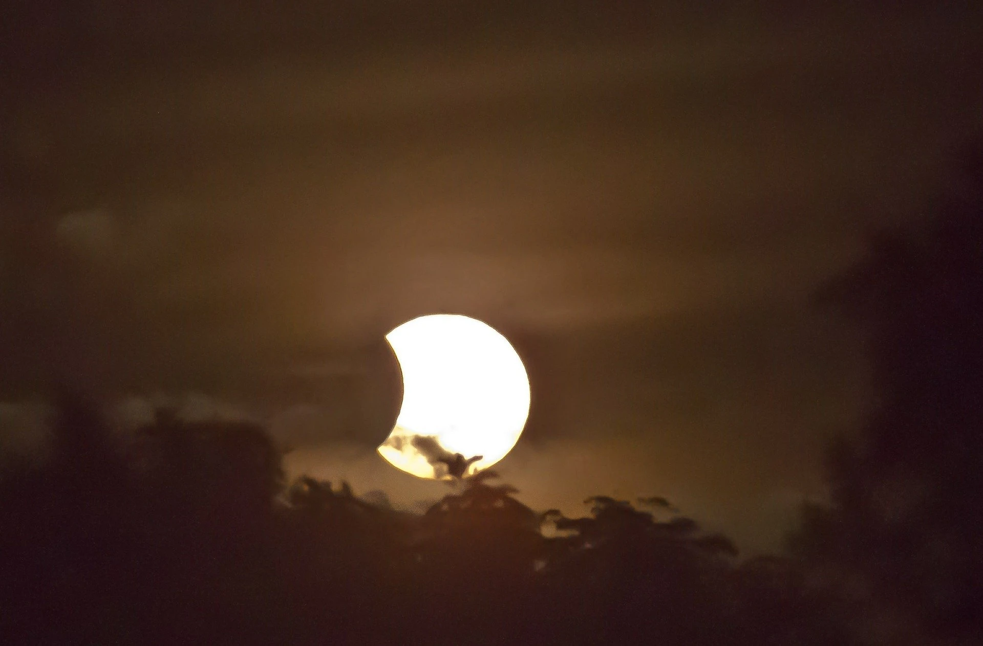 Morgen kan je een gedeeltelijke zonsverduistering zien