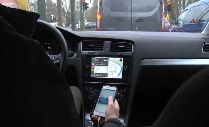 590 automobilisten verliezen rijbewijs voor gsm'en achter het stuur