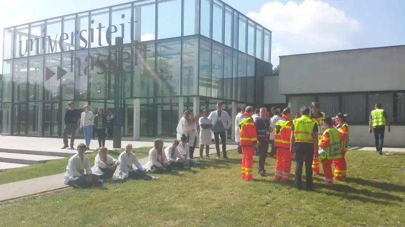 Aan de Universiteit Hasselt campus Diepenbeek staan de studenten buiten