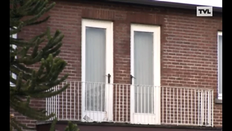 Ook dak van Dilsense villa in vlammen op door vuurpijl