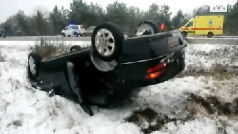 Auto over de kop op N74 Overpelt