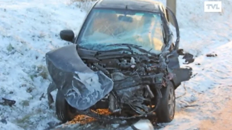 Auto rijdt in op schoolbus in Sint-Truiden