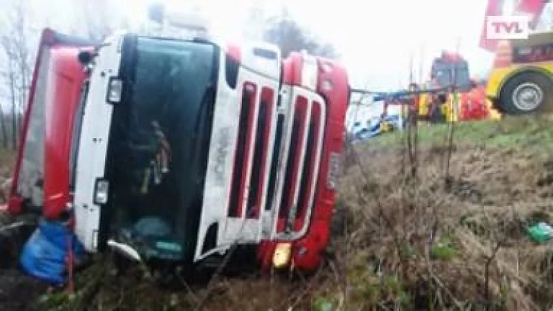Vrachtwagen belandt in berm in Lommel