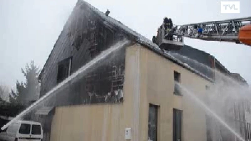 Bewoners net uit brandend huis Koninksem