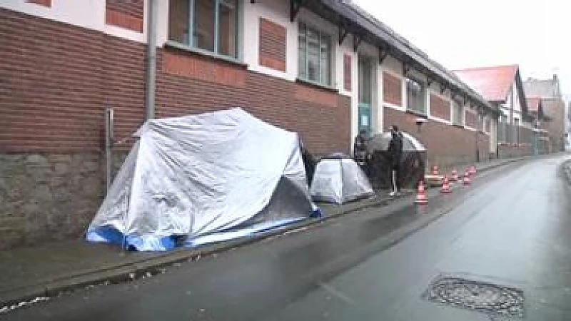 Ouders kinderen met autisme kamperen voor school