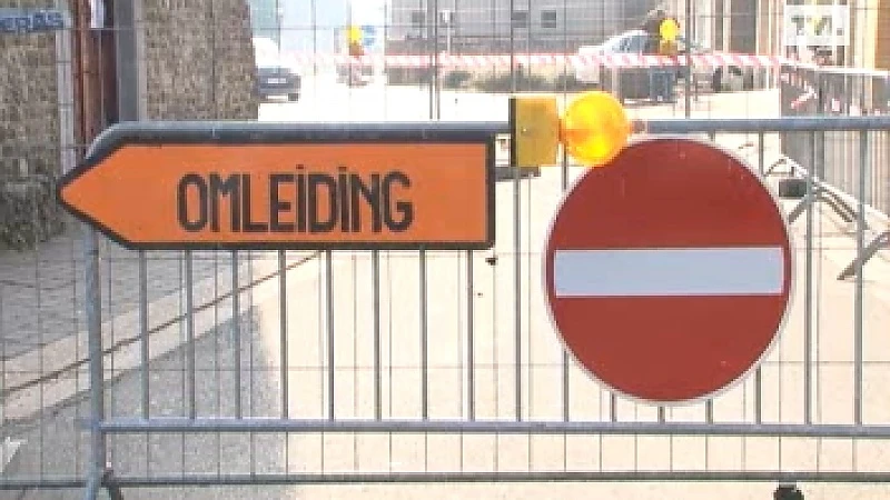 Brokstukken vallen van kerk Kortessem