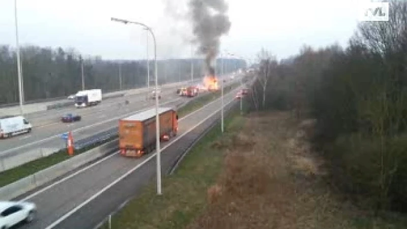 Marktwagen in lichterlaaie op E313 in Ham