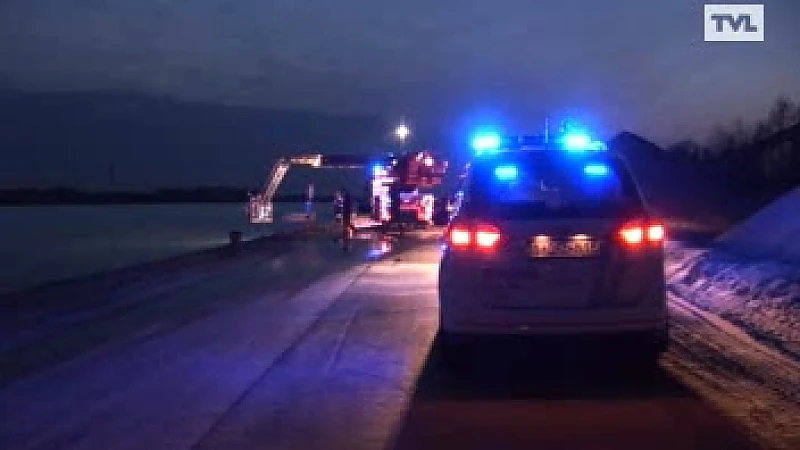 Duo belandt met wagen in kanaal, bestuurder sterft