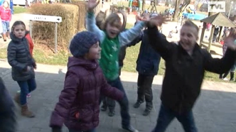 Kinderen genieten van de zon op buitenspeeldag