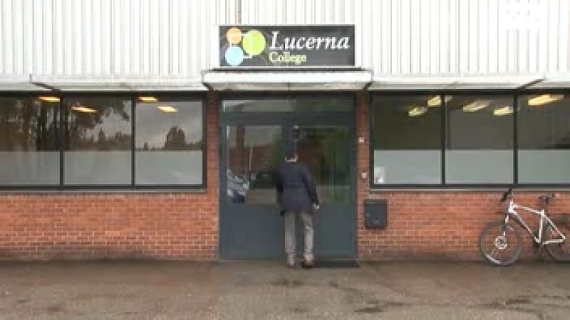 Gouverneur geeft iPad-les in Lucernacollege Genk