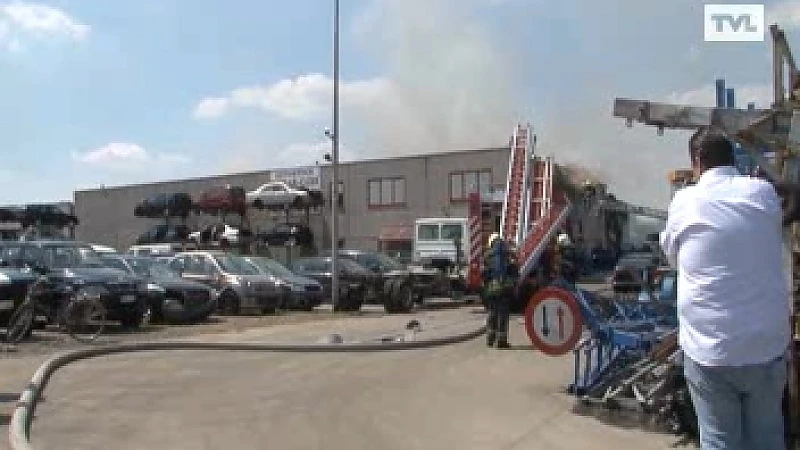 Zware brand industrieterrein Alken kilometers ver te zien