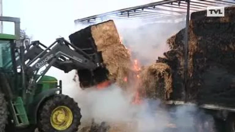 Brandende strowagen zorgt voor zware rook