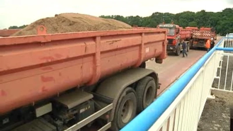Brug aan sluis Albertkanaal Hasselt weer open