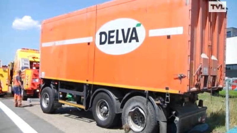 Vrachtwagen kantelt op E313 Beringen