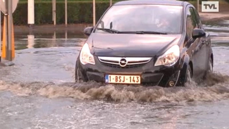 Rijksweg Maasmechelen onder water