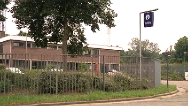 Politiewagens bekogeld met betonblokken in Meulenberg
